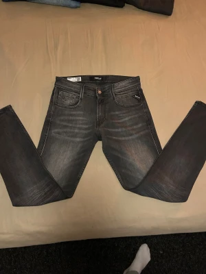 Replay jeans - Gråa Replay jeans som har blivit för små, använda många gånger men är i mycket bra skick.  W28 L30 Priset går att diskutera:)