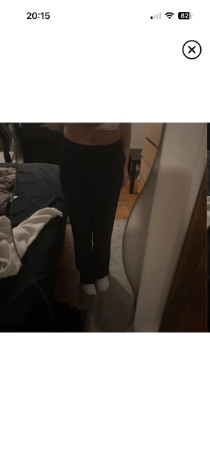 Svarta kostymbyxor från Vila - Snygga svarta kostymbyxor från Vila i klassisk rak modell. Perfekta för dig som gillar en clean och enkel stil. Aldrig använda