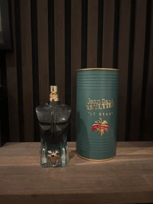 Jean Paul Gaultier Le Beau Le Parfum - Stilren parfym med unik flaska från Jean Paul Gaultier. Le Beau Le Parfum – perfekt för dig som vill lukta riktigt gott. Snygg design och ikonisk look. Passar dig som gillar trendiga accessoarer.