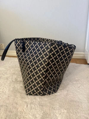 By Malene Birger väska  - Superfin stor Malene Birger väska❤️ Bredden är 39cm, djup 17cm, höjd 33cm. Den är i fint skick men har tecken på användning 🥰