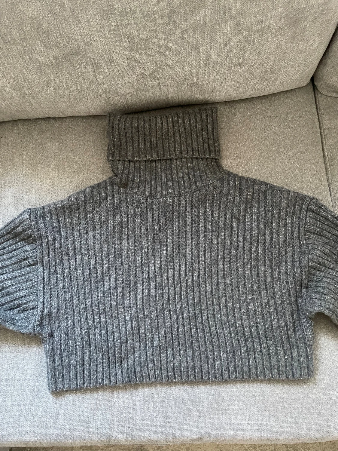 Grå ribbad polotröja croppad - 1