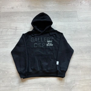 Gallery Dept Hoodie - Riktigt snygg Lanvin X Gallery Dept Hoodie i toppskick. Storlek M. Tveka inte ställa frågor vid intresse🙌