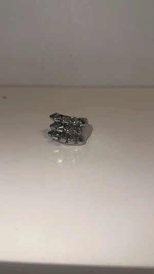 Silvrig Edblad ring med nitar - Jättesnygg silvrig Edblad ring med nitar, nypris 399kr. Storlek 18.50 och har använts fåtal gånger💕💕