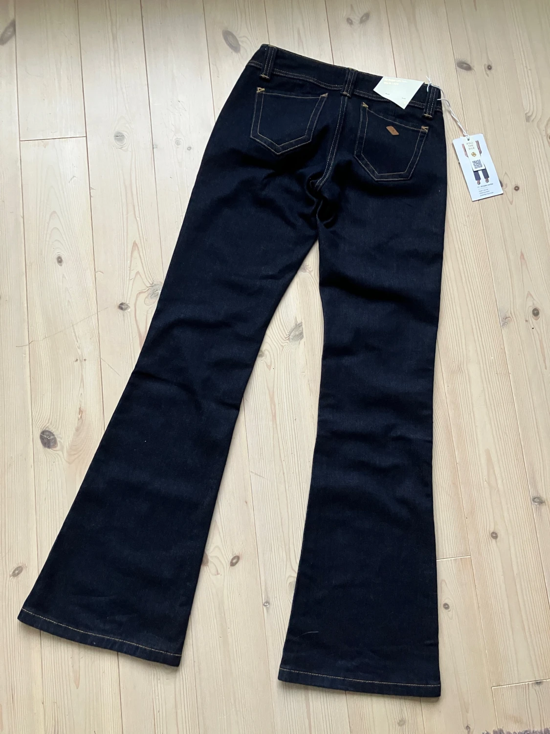 Mörkblå Super Low Kick jeans strl 24 - 1