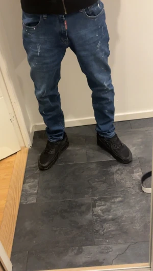 Jenas DSQ - Säljer ett par Dsquareds 1:1K, jeansen är helt nya och har använts 2/3 gånger. 