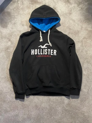 Hollister Hoodie  - Hej! Säljer nu denna väldigt snygga och eftertraktade Hollister Hoodie! Tröjan är slutsåld överallt och går inte att få tag på… Tröjan är perfekt nu till vintern. Storlek L Säljs för: 299 kr 