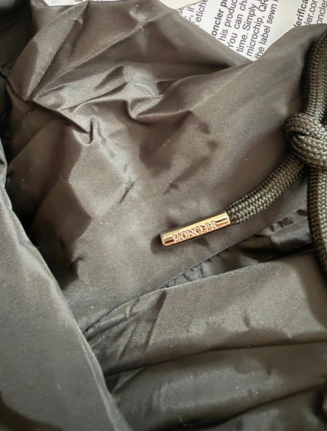 Svart vindjacka från Moncler med huva - 1