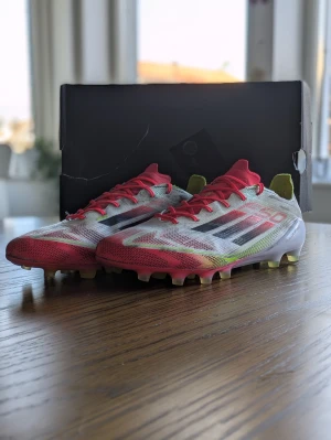 Adidas f50 elite - Tjena! Inte samma bakrund som vanligt tyvärr men hade inte tid för det! Säljer dessa sjukt snygga och sköna Adidas f50 då de är för små! Nypris ≈3000kr ❌ || vårt pris: 750kr ✅. Rätt så rena men tanke på jag använt dem ett tag. || Materialet = fibertouch, ett material som inte väger något men som också kramar sig runt foten vilket bidrar till en perfekt passform! Självklart äkta! ✅. För mer bilder eller något hör av er! OBS: box lite trasig! 😎