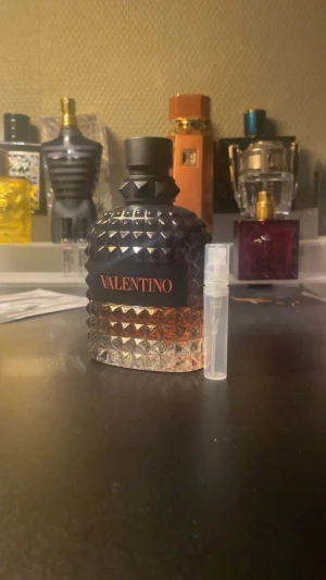 Valentino parfym 3 ml - Snygg Valentino parfymflaska med tillhörande testflaska. Perfekt för dig som vill ha en stilren doft i samlingen eller testa innan köp. Volym och ingredienser syns ej på bilderna.