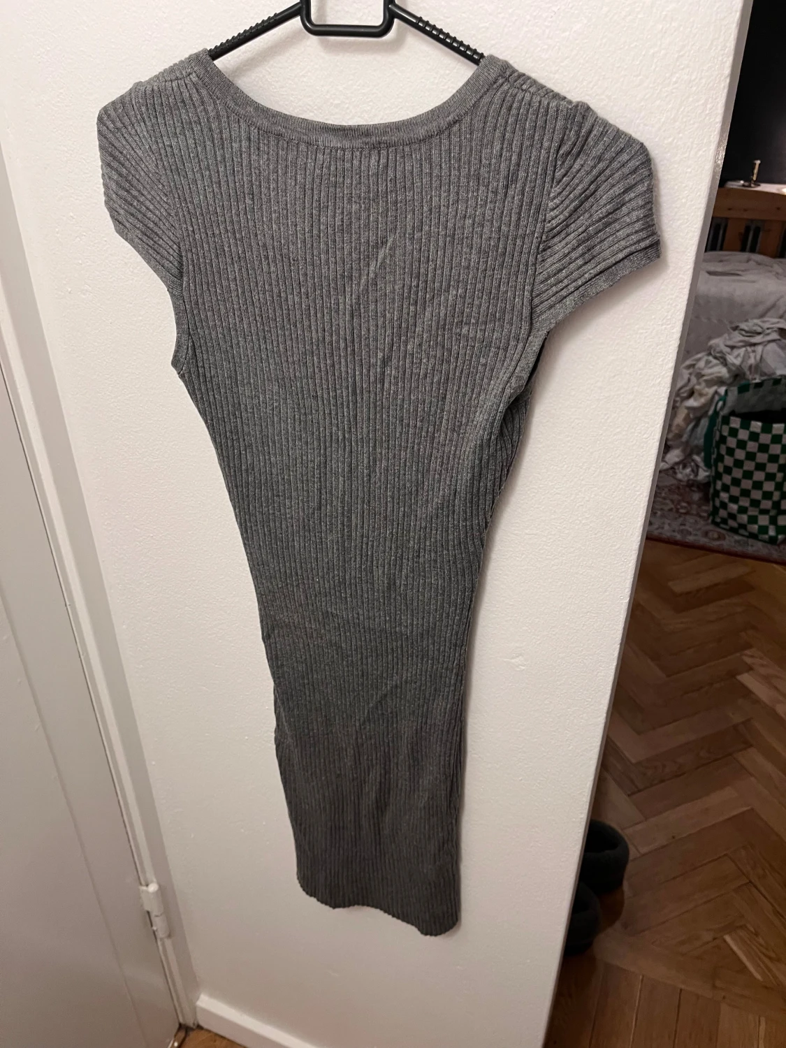 Grå ribbad långklänning från H&M - 1