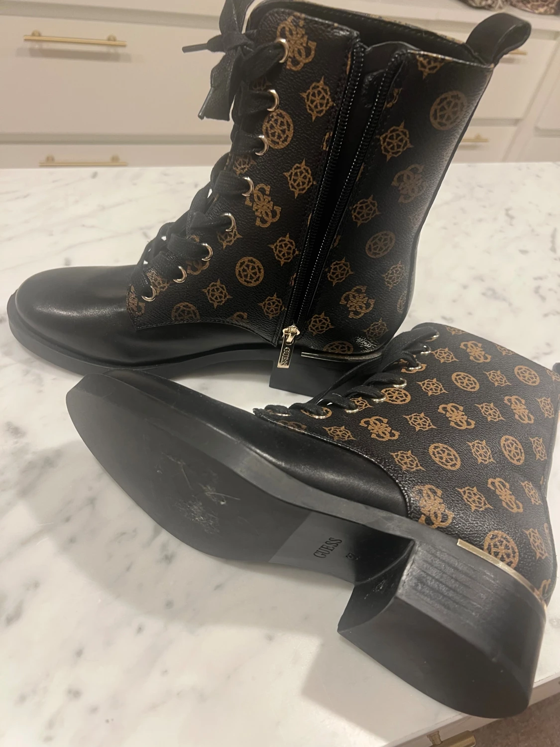 Svarta boots och sneakers från Guess - 1