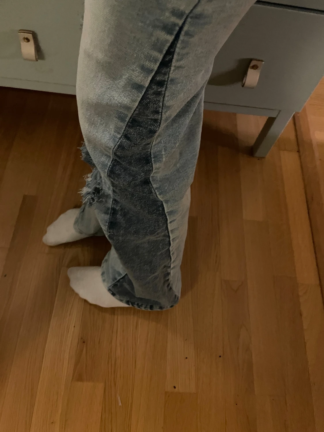Ljusblå bootcut jeans med slitningar - 1