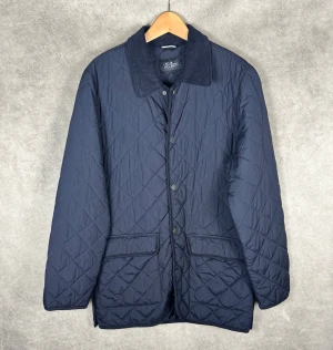 Oscar Jacobsson Jacka | M - Oscar Jacobsson Skeppsjacka | Mycket bra skick | Storlek 46, passar M | Modellen är 185 och väger 65kg | INGA BYTEN | Fraktar spårbart eller möts upp i Täby