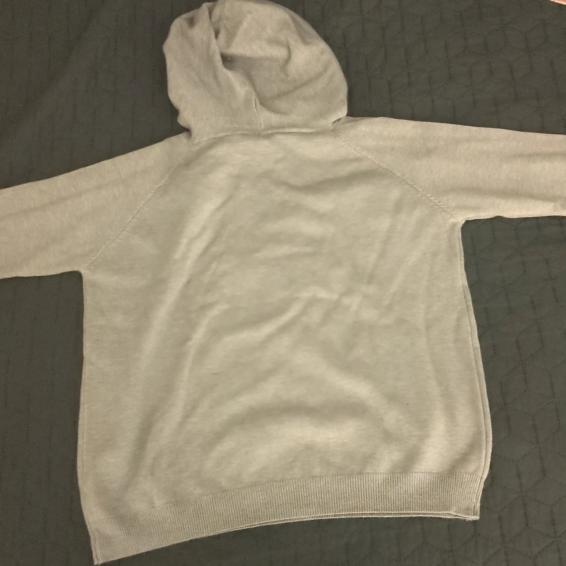 Ljusgrå hoodie med huva och snörning - 1