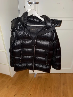 Massimo Dutti Jacka - Säljer denna snygga stilrena jacka som inte kommer till användning, ser inga fläckar på jackan.