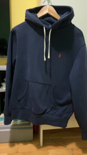 Mörk Blå Ralp Lauren Hoodie  - Säljer denna snygga Ralph Lauren Hoodie. Storlek M. Org pris 2000kr. Kan mötas upp måste va i Stockholm 