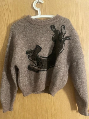 Brun/beige stickad tröja från Carin Wester  - Säljer denna gulliga stickade tröjan från Carin Wester💕Inga defekter,använd max tre gånger💕Pris kan diskuteras och skriv för fler bilder💕💕original pris 700kr 