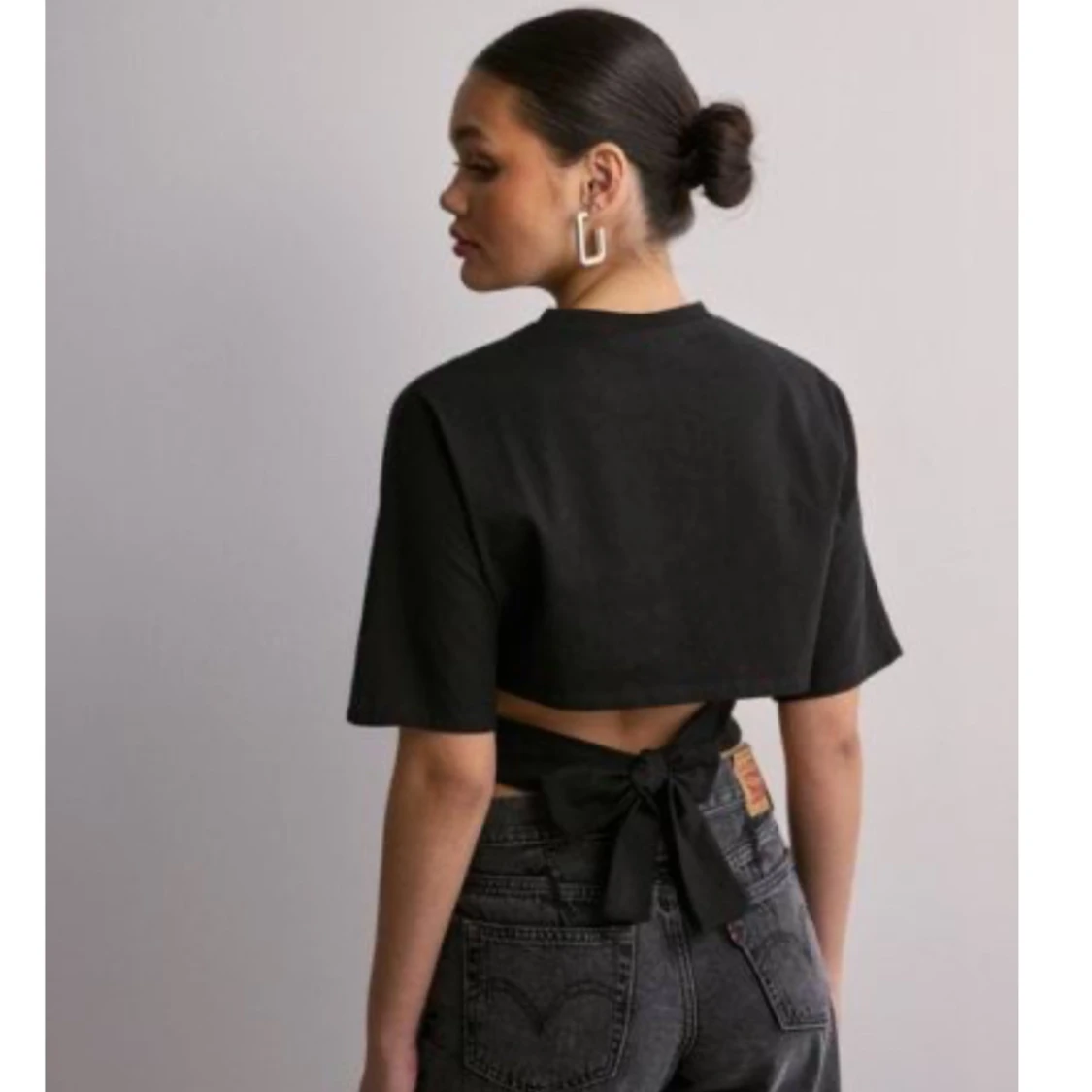 Svart croppad bolerotopp med knyt