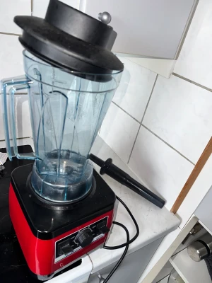 BioLoMix Professional Blender A8700 - En BioLoMix Professional Blender modell A8700. Denna blender har olika hastighetsinställningar och en pulsfunktion. Inkluderar kanna, lock och en stav.