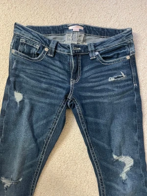 Jeans från Gina Tricot 14+ - Säljer ett par oanvända jeans från Gina tricot 14+. Modell bootcut med snygga bakfickor och slitna detaljer. Skick 10/10