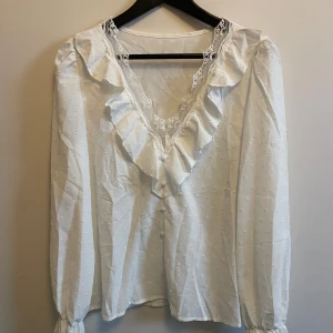 vit blus - superfin vit blus från SHEIN, volangdetaljer och spets längs halsringningen, aldrig använd