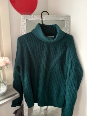 Mörkgrön stickad polotröja - Köpte på primark i Nederländerna för något år sen, den kom aldrig till användning dock är den jätte fin o jättemysigt 