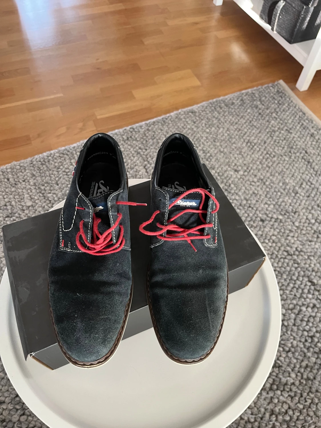 Svarta mockaskor från Rieker med röda snören