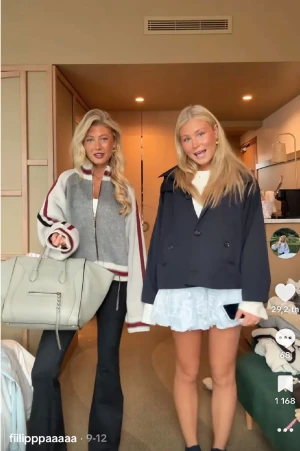 Jaded London grå teddyjacka med brodyr - Så fin kofta från jaded London, helt slutsåld i storlek S på hemsidan, använd en gång så precis som ny i tjockt material så går att använda som jacka också🥰🥰