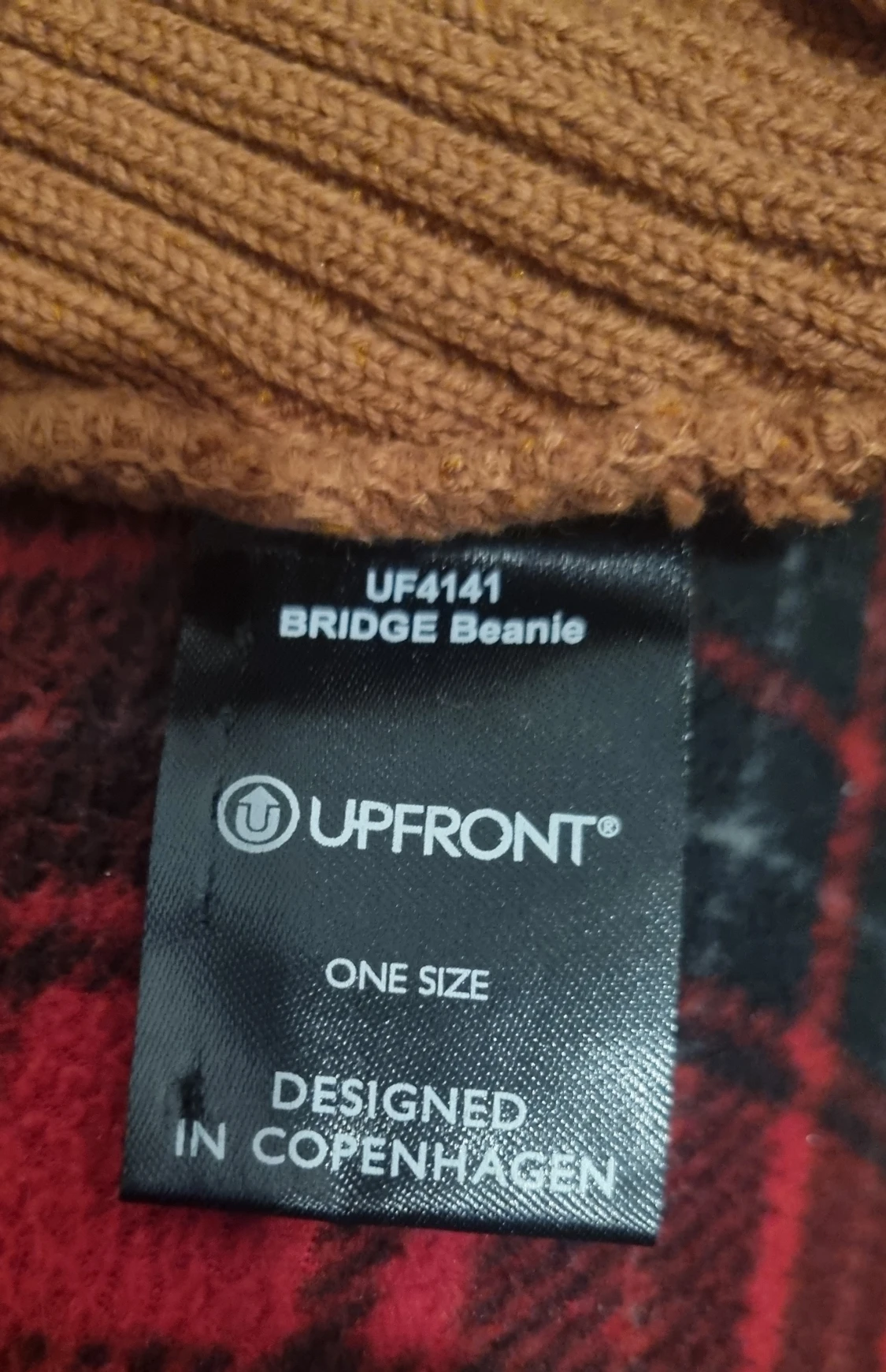 Brun ribbad mössa från Upfront