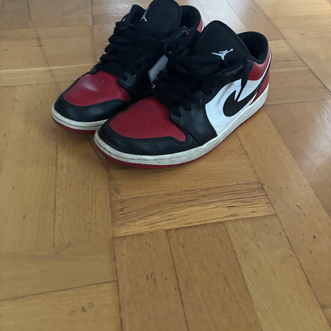 Nike Air Jordan 1 mid röd/svart/vit