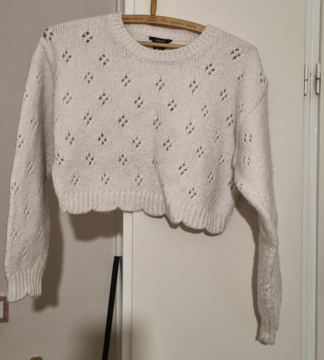 Vit croppad stickad tröja Lindex