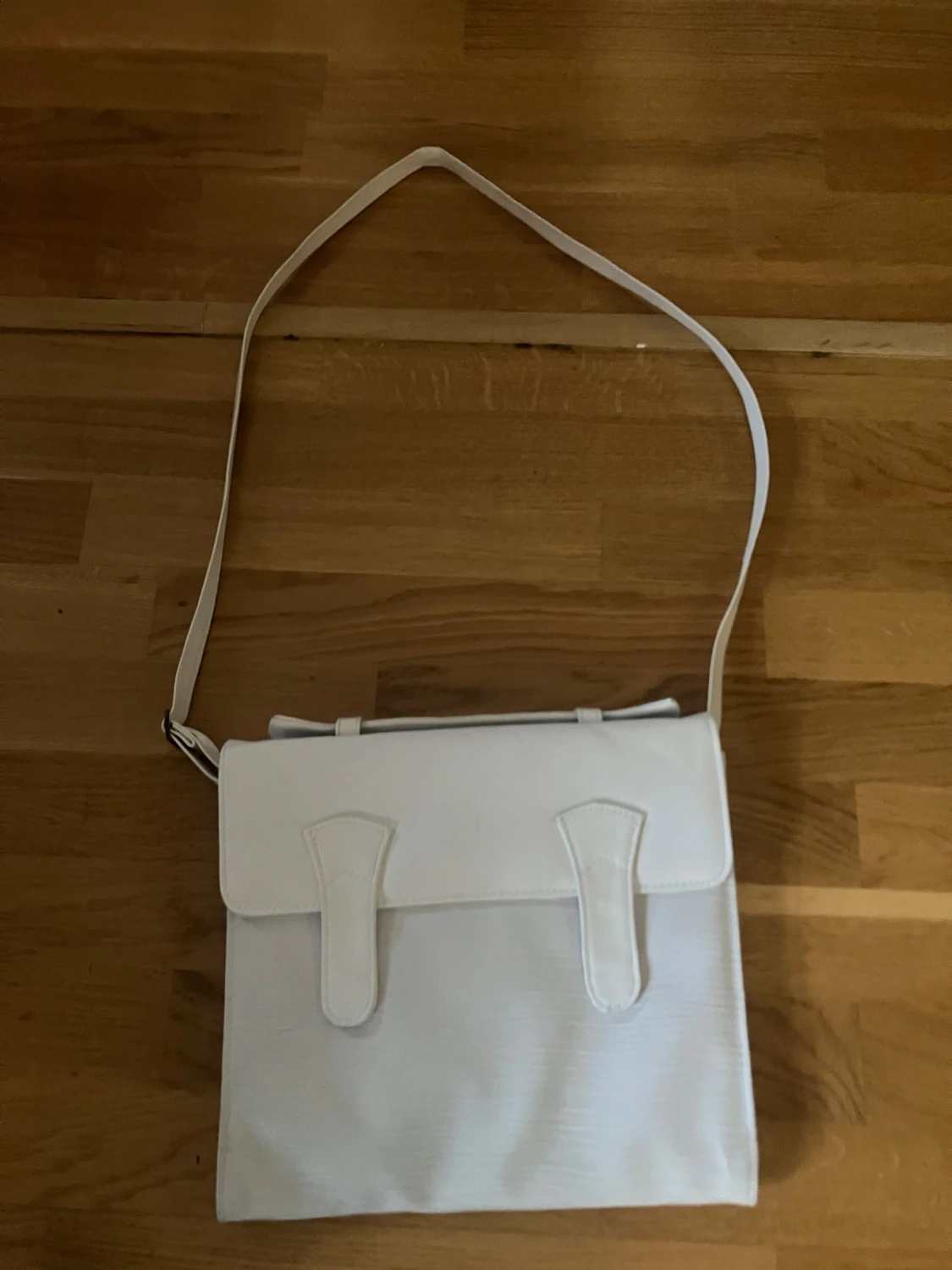 Vit axelväska i skinnimitation