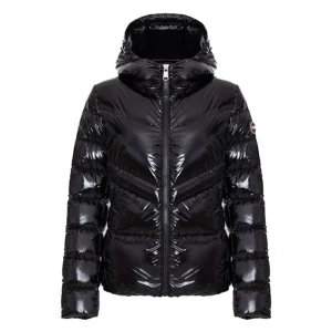 Svart Colmar pufferjacka med huva - Säljer en svart, glansig pufferjacka från Colmar Originals med huva och dragkedja framtill. Jackan har ett stilrent, quiltat mönster och logotyp på ärmen. Perfekt för dig som vill ha en snygg och varm jacka med modern vibe.