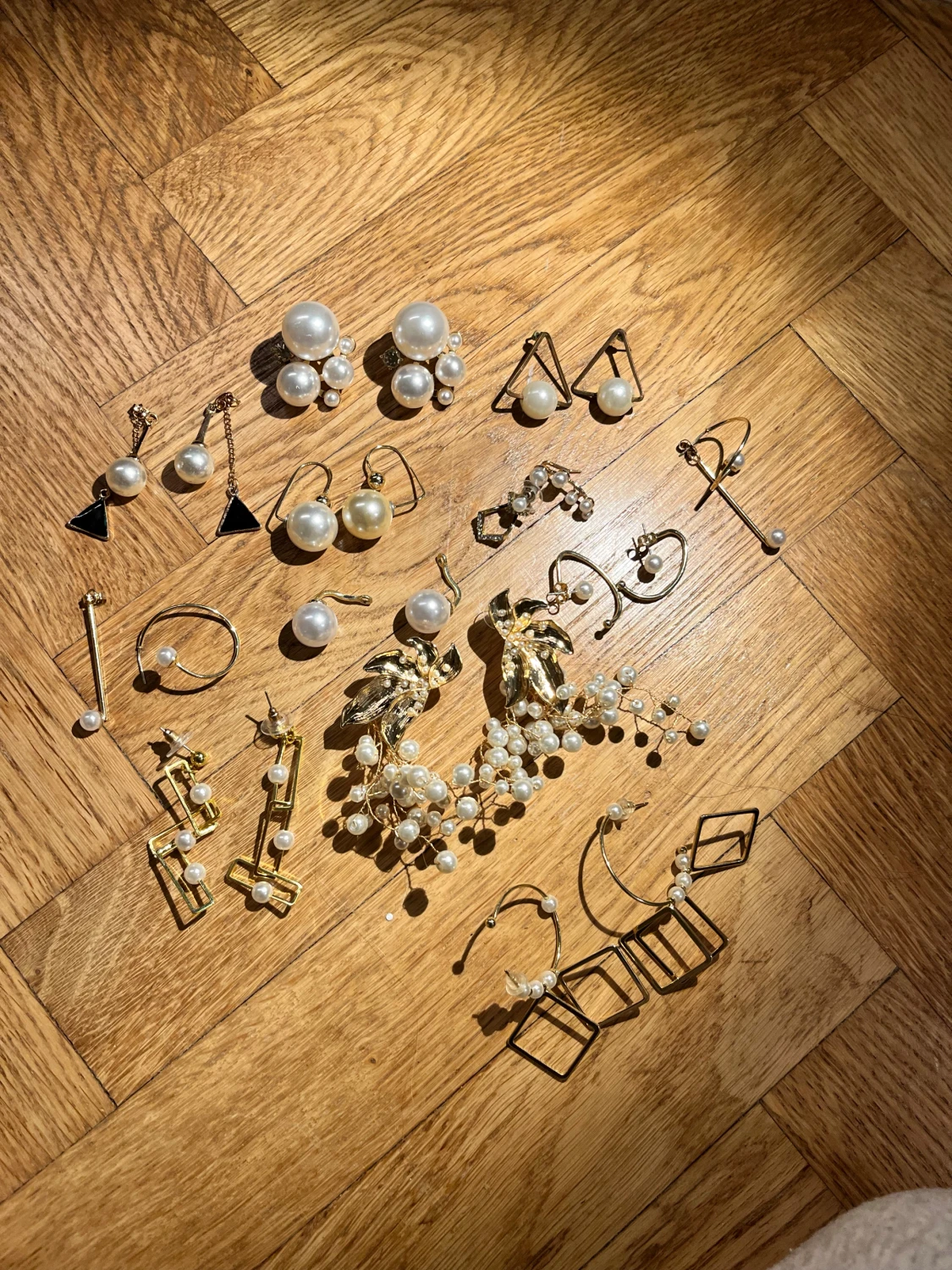 Mix av örhängen med pärlor och geometriska former - 2