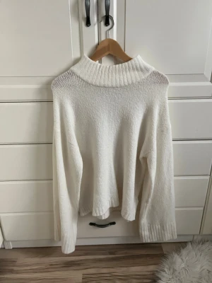 Stickad tröja - Superfin stickad tröja med högre hals från Nelly. Storlek xs men är oversized i modellen så passar även s. Nyskick🩷