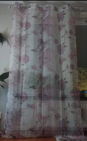 Gardiner.  - 2 stycken fina gardiner i bra sckik. Mått:2.20×144