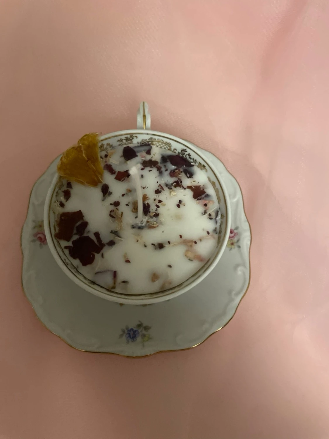 Doftljus i en vit tekopp med blommor i doft utav vanilj nr 6 - 4