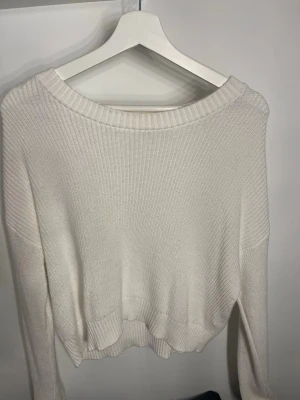 Vit stickad tröja från Kappahl - Vit stickad tröja från Kappahl i storlek 170. Tröjan är i bra skicka. Tröjan har en ribbad rundhalsad, nederkant och kanten längst ut på ärmarna, tröjan har en avslappnad passform och är enkel att matcha till olika outfits. Tröjan passar mig som vanligt vis har XS-S i kläder. Priset kan diskuteras