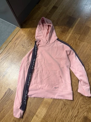 Rosa GANT-hoodie - Tröjan är använd kanske 4-5 gånger totalt och tar mest plats i garderoben så därav säljer jag den nu 