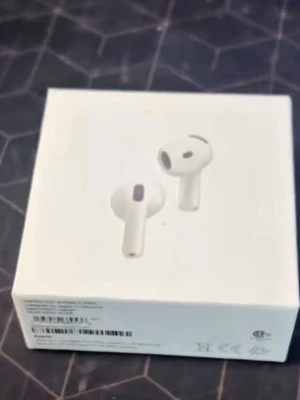 Apple AirPods 4 - Nya Apple AirPods 4 i oöppnad originalförpackning. Trådlösa hörlurar med förbättrad batteritid, rumsligt ljud och svett-/vattenresistens. Modell A3054/A3058. Perfekt för musik, samtal och träning.