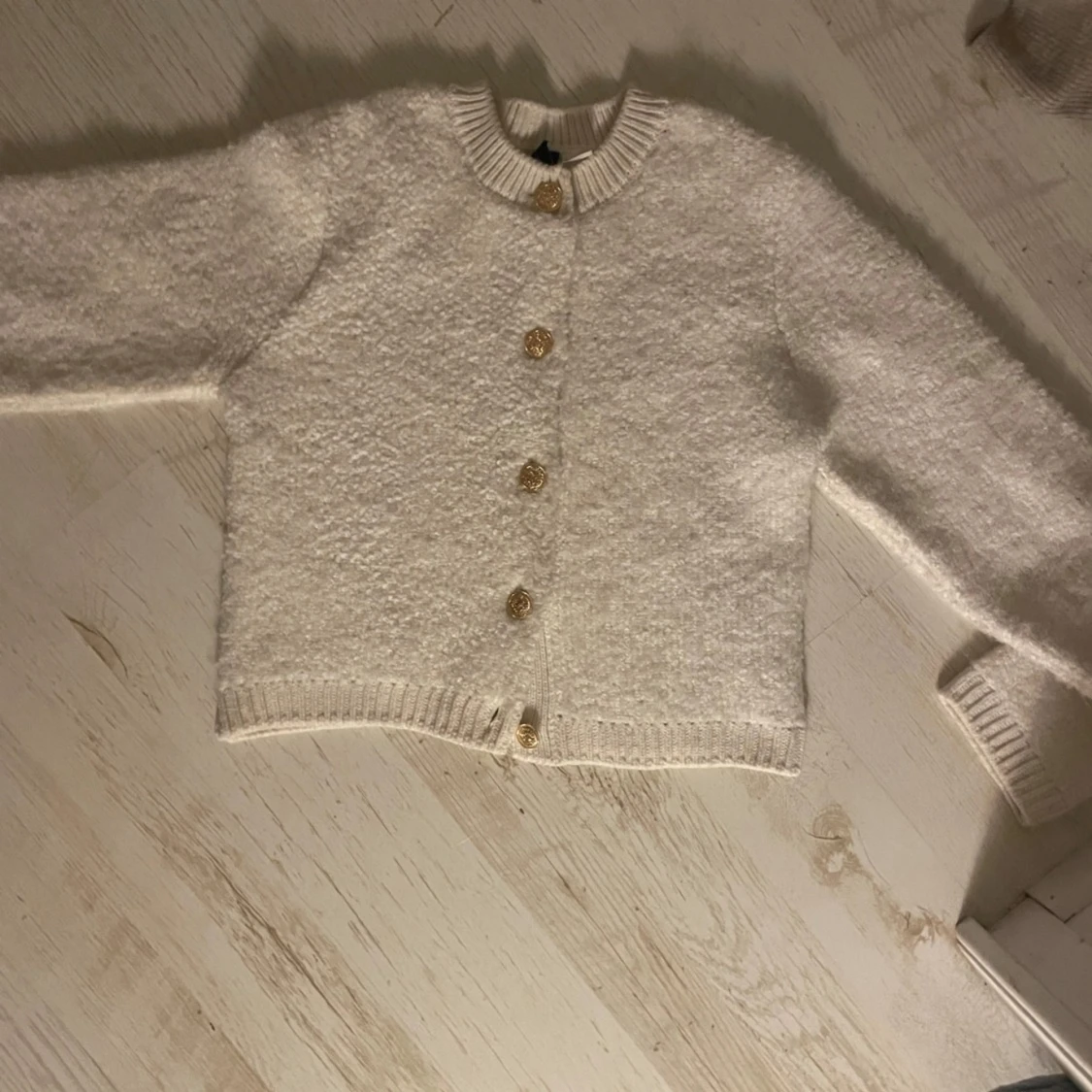 Vit kofta med guldknappar - 91