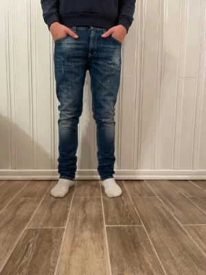 Dondup jeans - Snygga blå dondup med go passform och klassisk femficksdesign. Jeansen har en mörk tvätt med lätt slitna detaljer och kontrastsömmar. Materialet sitter skönt och följer kroppen utan att kännas för tight. Kan gå ner i pris vid snabb affär:)