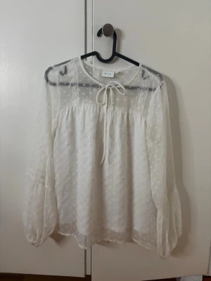  Vit blus med spets -  Säljer en snygg blus med olika detaljer💞