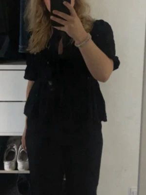 Knyt topp - Jättefin topp med knyten framtill. Den har ett litet hål på sidan men syns knappt!