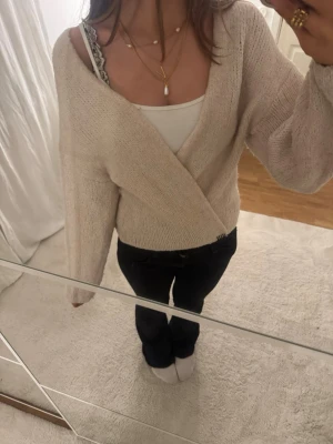 Söt kofta - Super söt beige populär kofta från Lindex!!! Går att använda på flera olika sätt och är i storlek xs/s