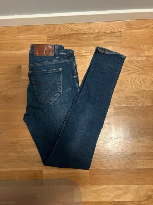 Tiger of Sweden blå skinny jeans, Storlek 29/32 - Säljer ett par mörkblå skinny jeans från Tiger of Sweden. Klassisk femficksmodell med snygga kontrastsömmar och diskret logga vid fickan. Jeansen har smal passform och är tillverkade i mjukt denimtyg som sitter riktigt snyggt. Storlek 29/32