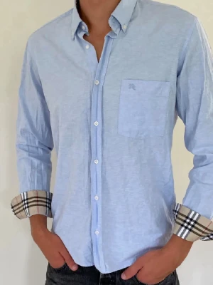 Burberry skjorta - Säljer min burberry skjorta i bra skick! Självklart äkta. Skriv privat vid frågor eller funderingar