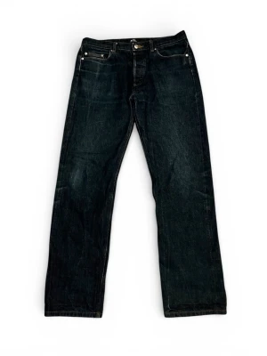 Apc Selvedge jeans - Säljer ett par Apc Selvedge jeans. Det är i riktigt bra skick och är mörkblåa. Storlek 34 standard men passar mindre.  Midja: 43 Ytterbenslängd: 105 Benöppning: 20  Mått kan vara 1 +- cm.