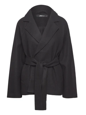 Svart omlott kappa från Gina Tricot - Säljer en svart kappa från Gina Tricot med omlottmodell och bälte i midjan. Jackan har bred krage, långa ärmar och en clean look utan synliga knappar. Perfekt för dig som gillar stilrena och klassiska plagg. Kappan är sparsamt använd och har inga deffekter förutom ett hål inuti fickan men det är inget som syns.