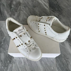 Valentino Rockstud skor  - Valentino Rockstud skor - Skick: Använda fåtal gånger - Tillbehör: Valentino kort - Nypris: 6000kr - TrendWardrobe